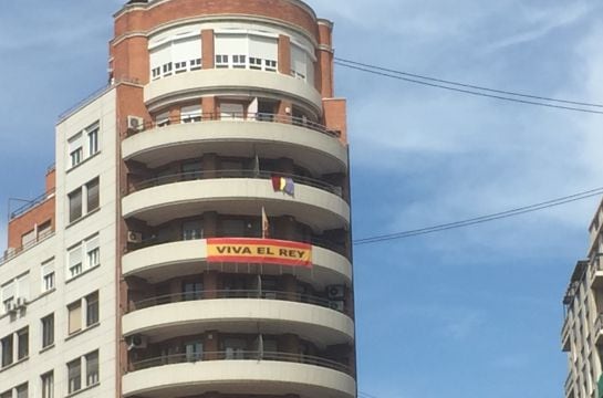 Un vecino cuelga una bandera republicana en el piso superior al que había colgado la bandera nacional