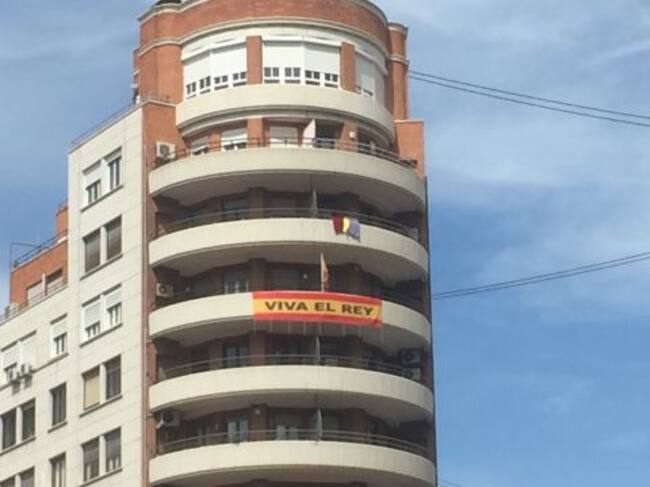 Un vecino cuelga una bandera republicana en el piso superior al que había colgado la bandera nacional