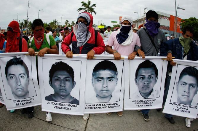 Estudiantes y profesores de la escuela de Ayotzinapa portan durante la marcha por Acapulco, fotografías de los estudiantes desaparecidos