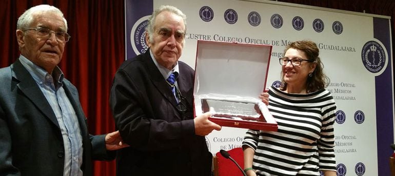 El cirujano fue homenajeado por su trayectoria profesional por el Colegio Médicos del que era presidente.