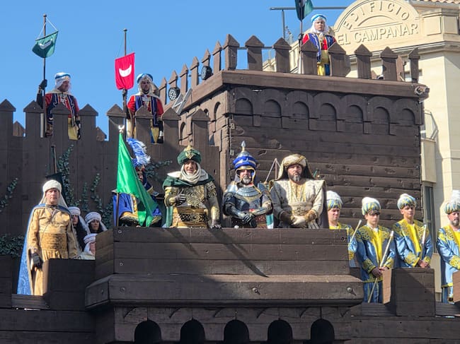 Mauro Camáñez, sargento moro; Óscar Martínez, embajador moro; Nacho López, capitán moro de la Filà Marrakesch; y Jorge Espí, alférez moro de la Filà Realistas en el castillo durante la Embajada Cristiana.