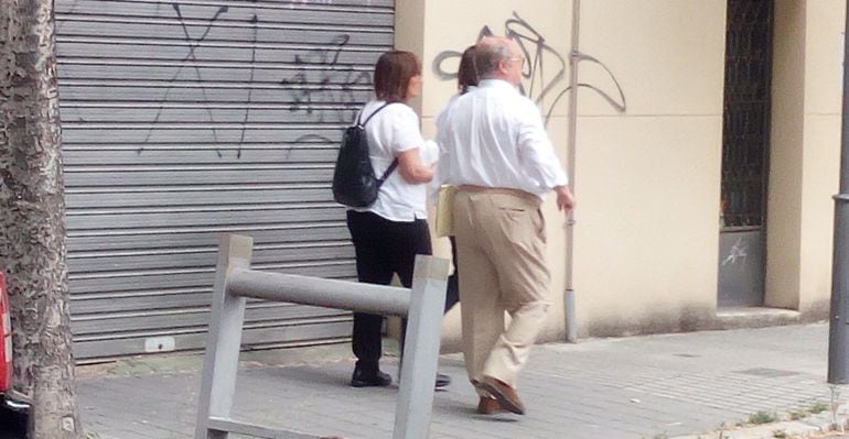 José Merino abandonando los Juzgados con su hija, Alicia Merino.