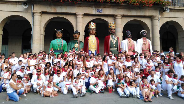 Los nacidos en 2017 han recibido el pañuelico de Tafalla en uno de los actos más entrañables del día infantil