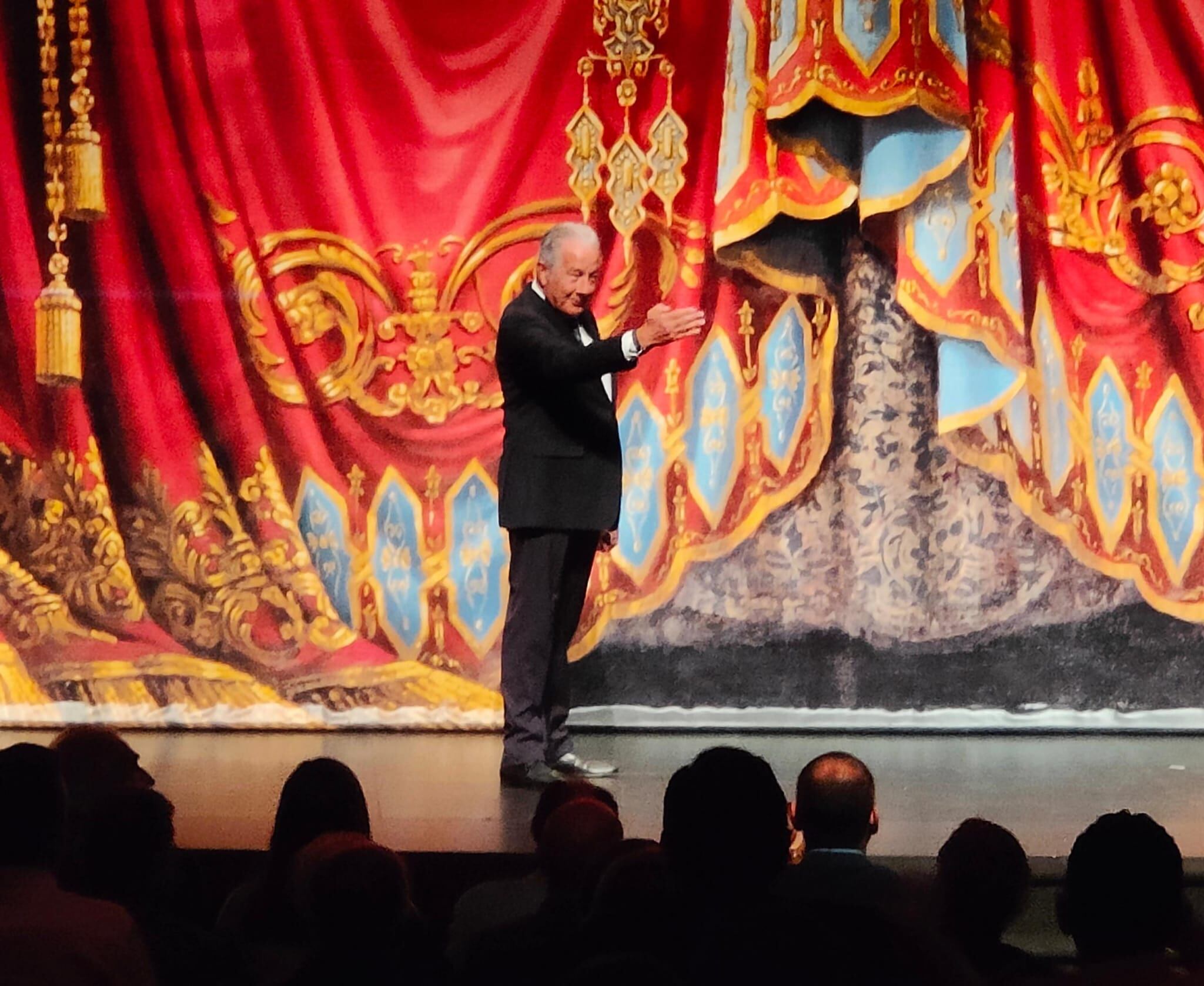 El pregonero Juan Martínez, dedicando la faena al público del Teatro Circo de Albacete