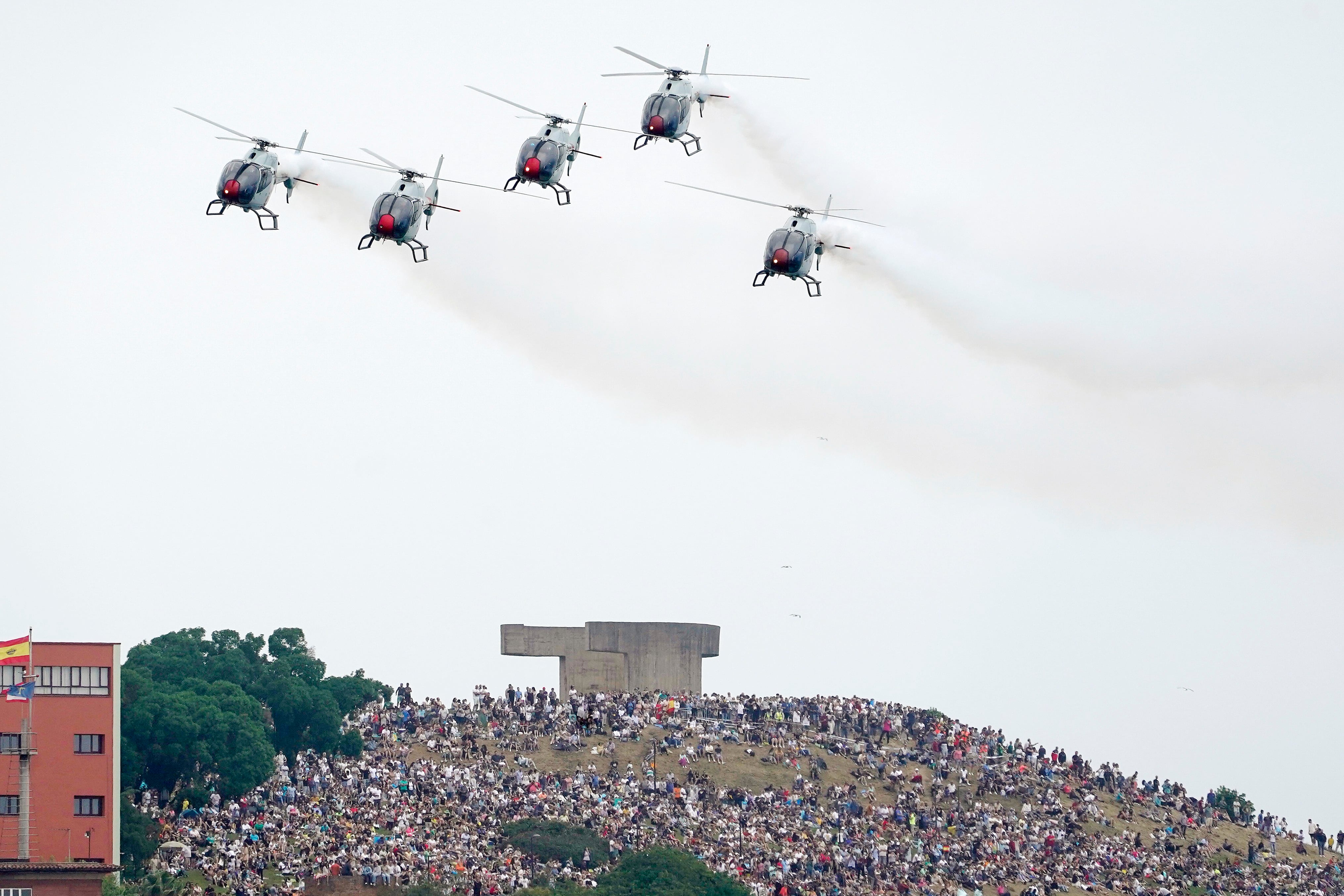 GIJÓN (ASTURIAS), 28/07/2024.- Patrulla Aspa de ejercicio sobre el Cerro de Santa Catalina durante el Festival Aéreo de Gijón, este domingo en la playa de San Lorenzo de Gijón. EFE/Paco Paredes
