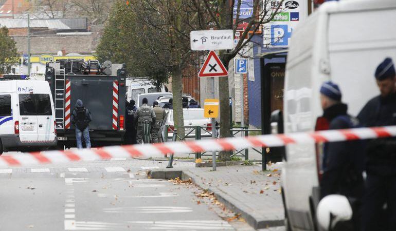 Agentes de policía antidisturbios en el distrito de Molenbeek en Bruselas. 