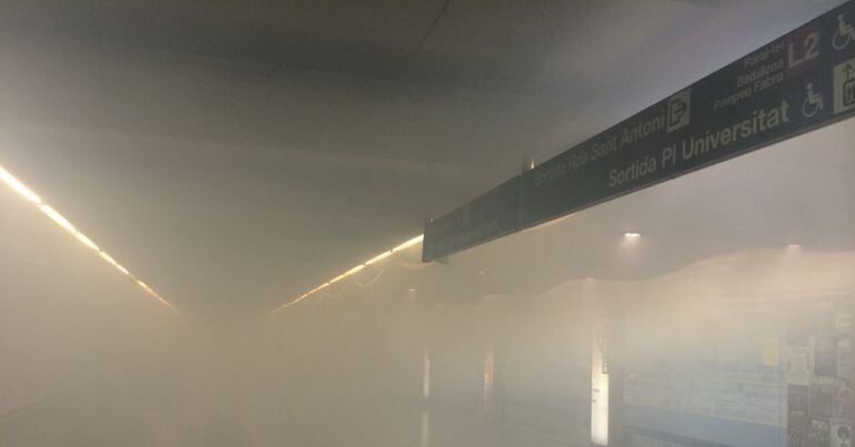 Desallotjades i tancades sis estacions de la línia 1 del metro per la presència de fum a la parada de plaça Universitat