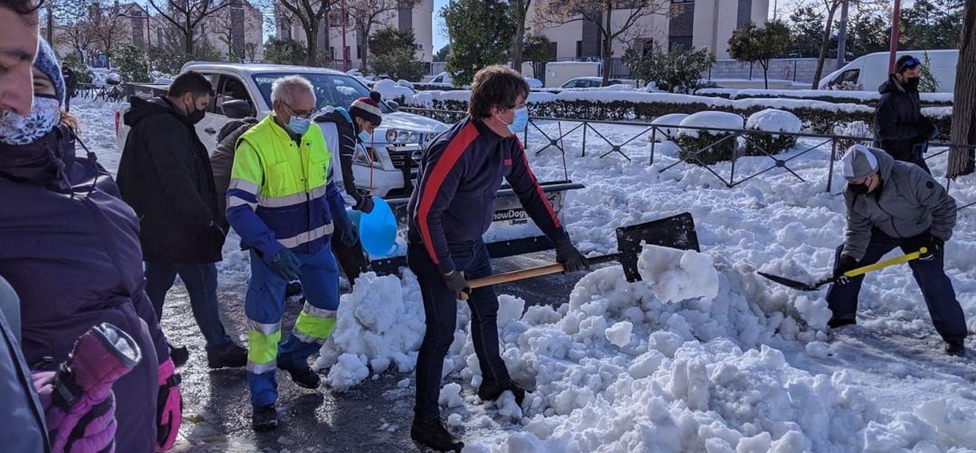El alcalde de Fuenlabrada, Javier Ayala, retira nieve de las calles del municipio