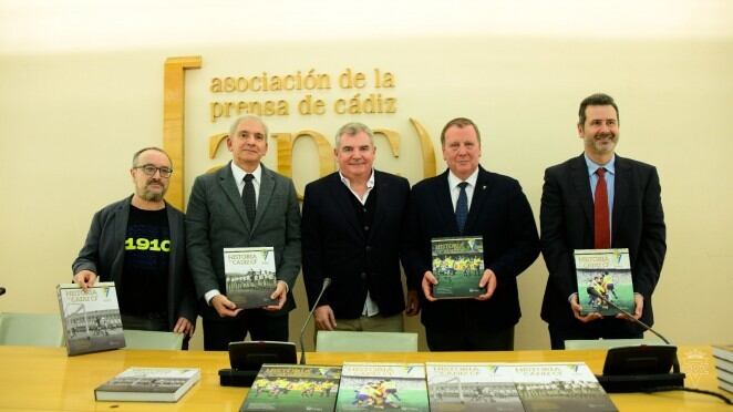 Manolo Granado, Juan Sevilla, Manuel Vizcaíno, Juan Lebrero, Francisco Rodríguez presentaron la enciclopedia del Cádiz CF