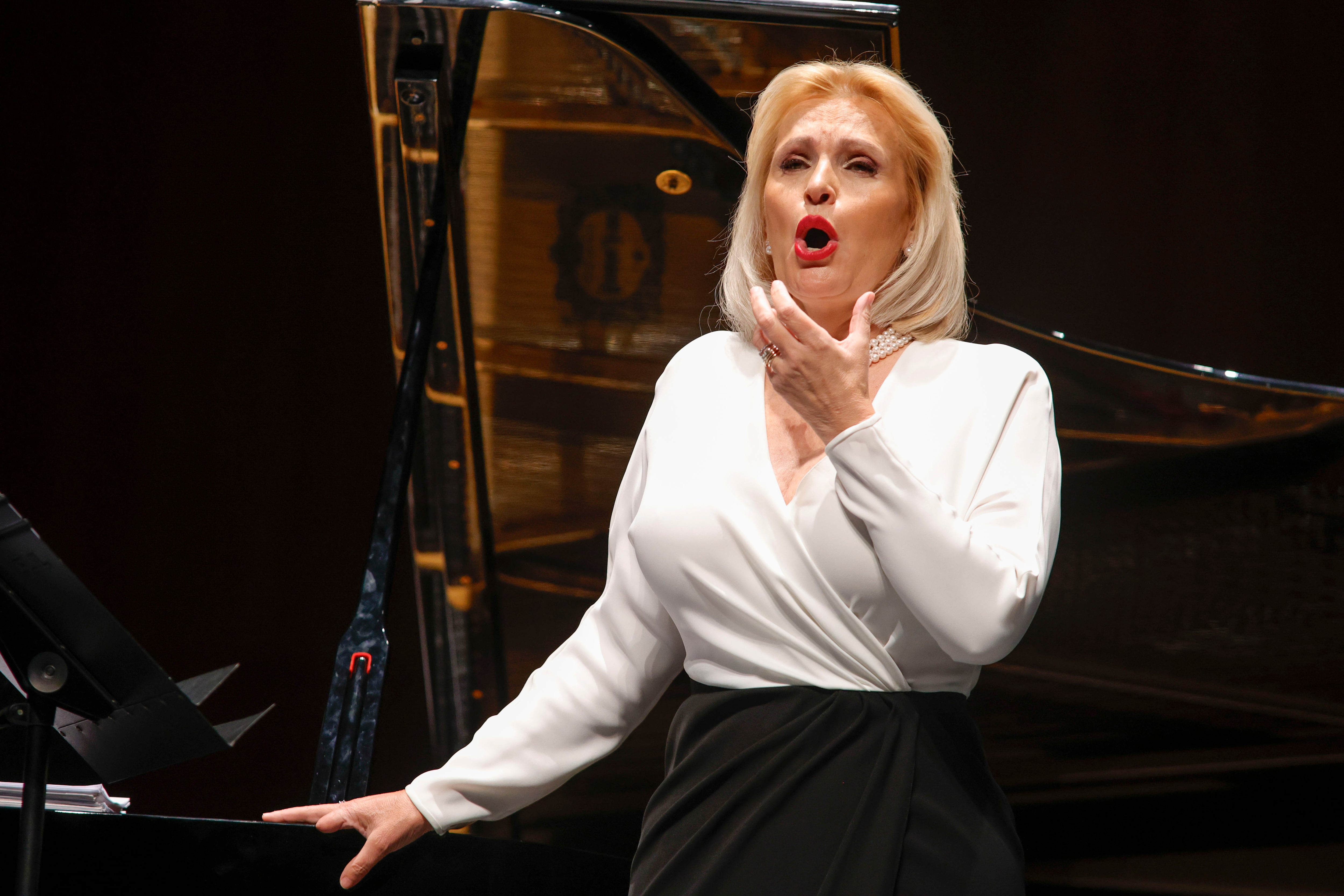 La soprano Ainhoa Arteta, durante su recital de este sábado junto al pianista Javier Carmena en el Auditorio de Ferrol (foto: Kiko Delgado / EFE)