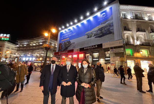 Salado junto con Del Cid y Día en la Puerta del Sol de Madrid