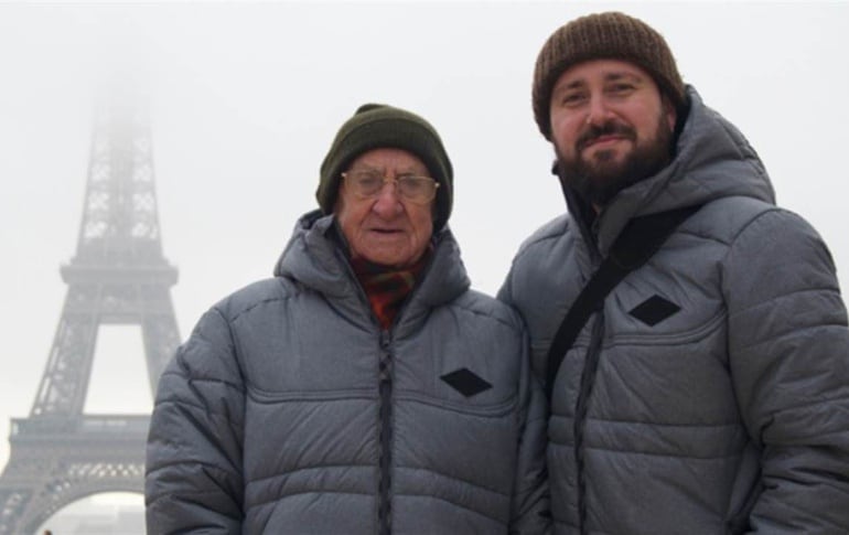 Lluís Martínez (a la derecha), junto a su abuelo Antonio, en París