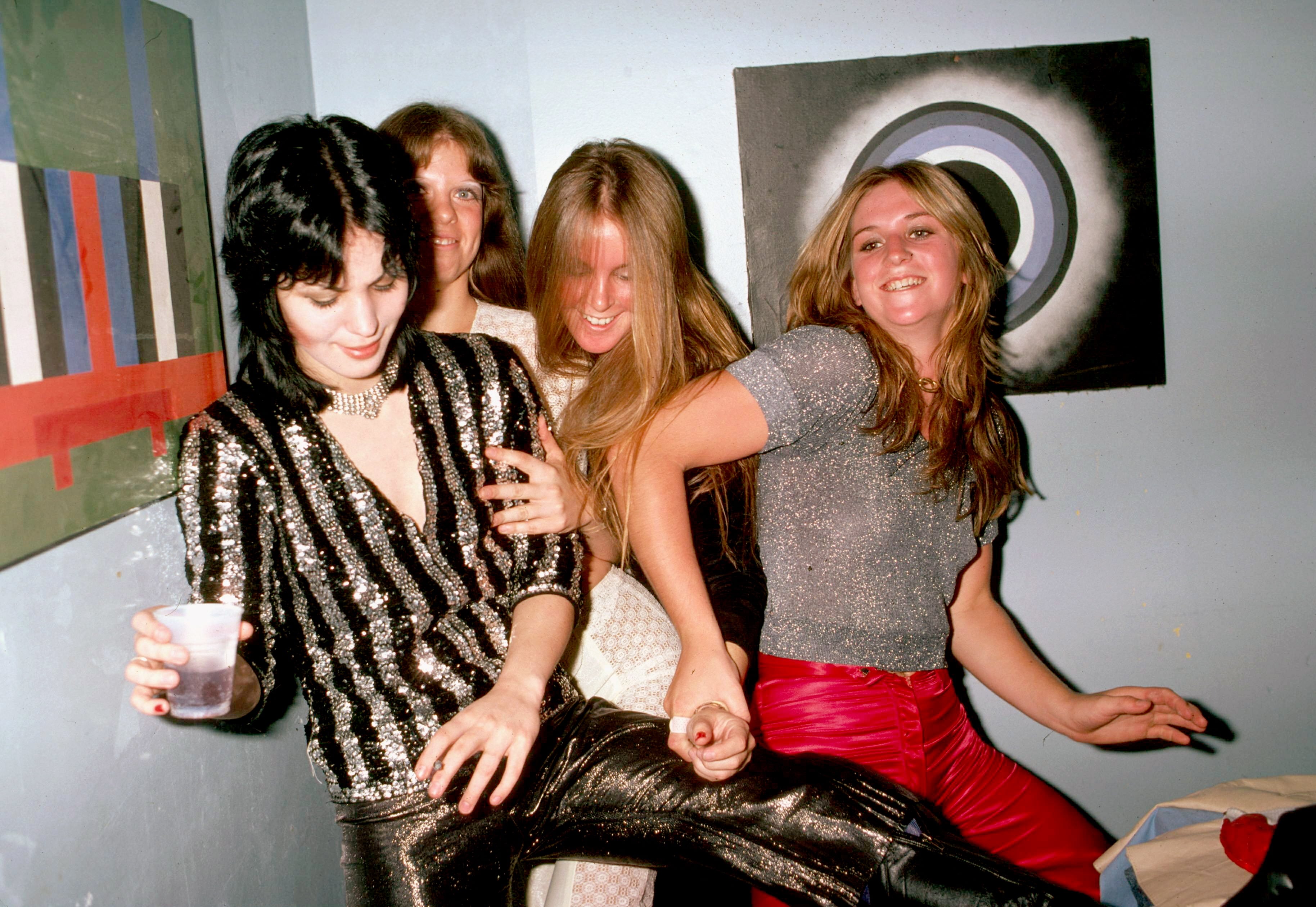 The Runaways posando en el backstage de CBGB&#039;s en Nueva York, 1976