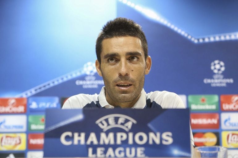 El jugador del Villarreal, Bruno Soriano, durante la rueda de prensa ofrecida hoy en el estadio de El Madrigal previa al partido de fase previa de Champions League que le enfrenta mañana al Mónaco. 