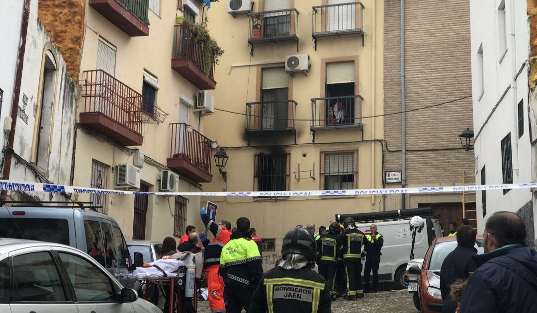 Los bomberos y servicios de emergencias durante la intervención.