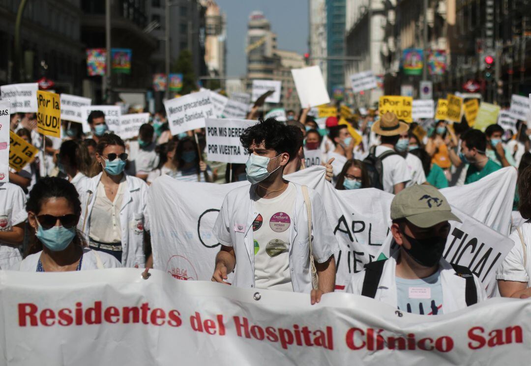 Participantes portan pancartas reivindicativas en una manifestación de los médicos internos residentes (MIR) en Madrid (España), a 27 de julio de 2020