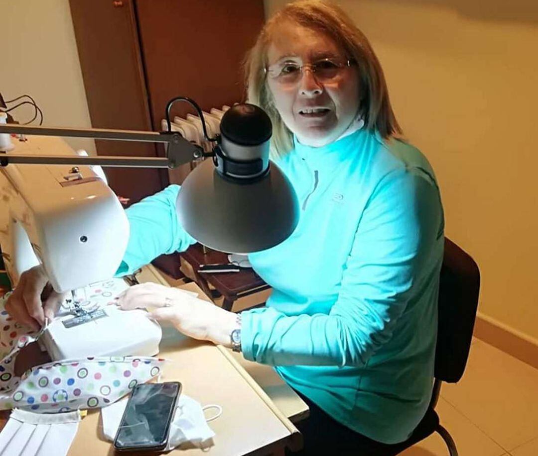 Voluntaria de Simat confeccionando mascarillas en su casa 