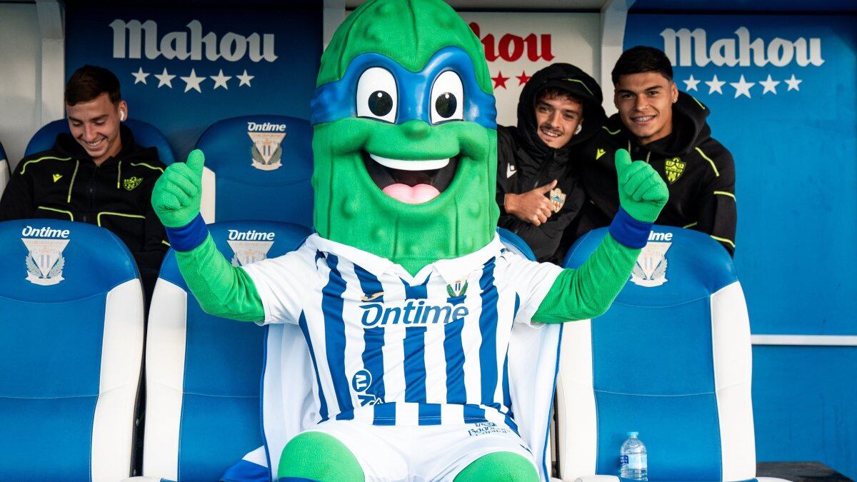 Divertida imagen de Perovic, Gui Guedes y Pedro Fidel con la mascota del Leganés.