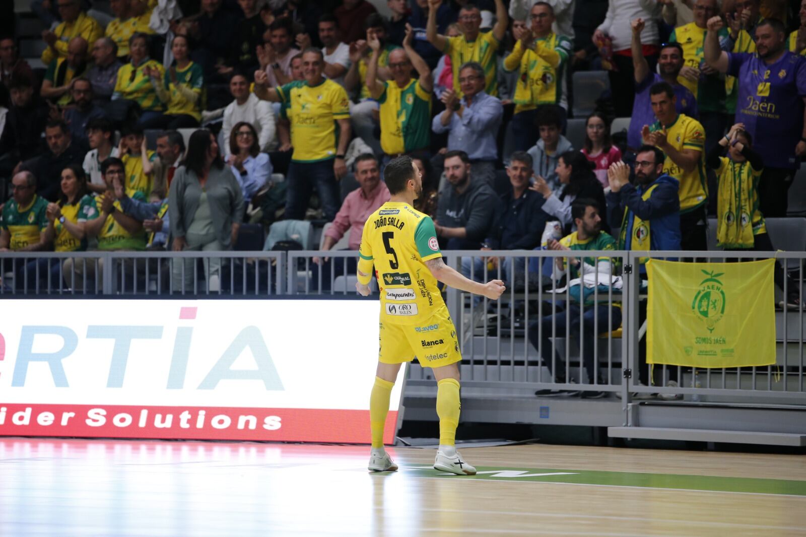 Joao Salla celebra el segundo tanto de Jaén ante Burela.