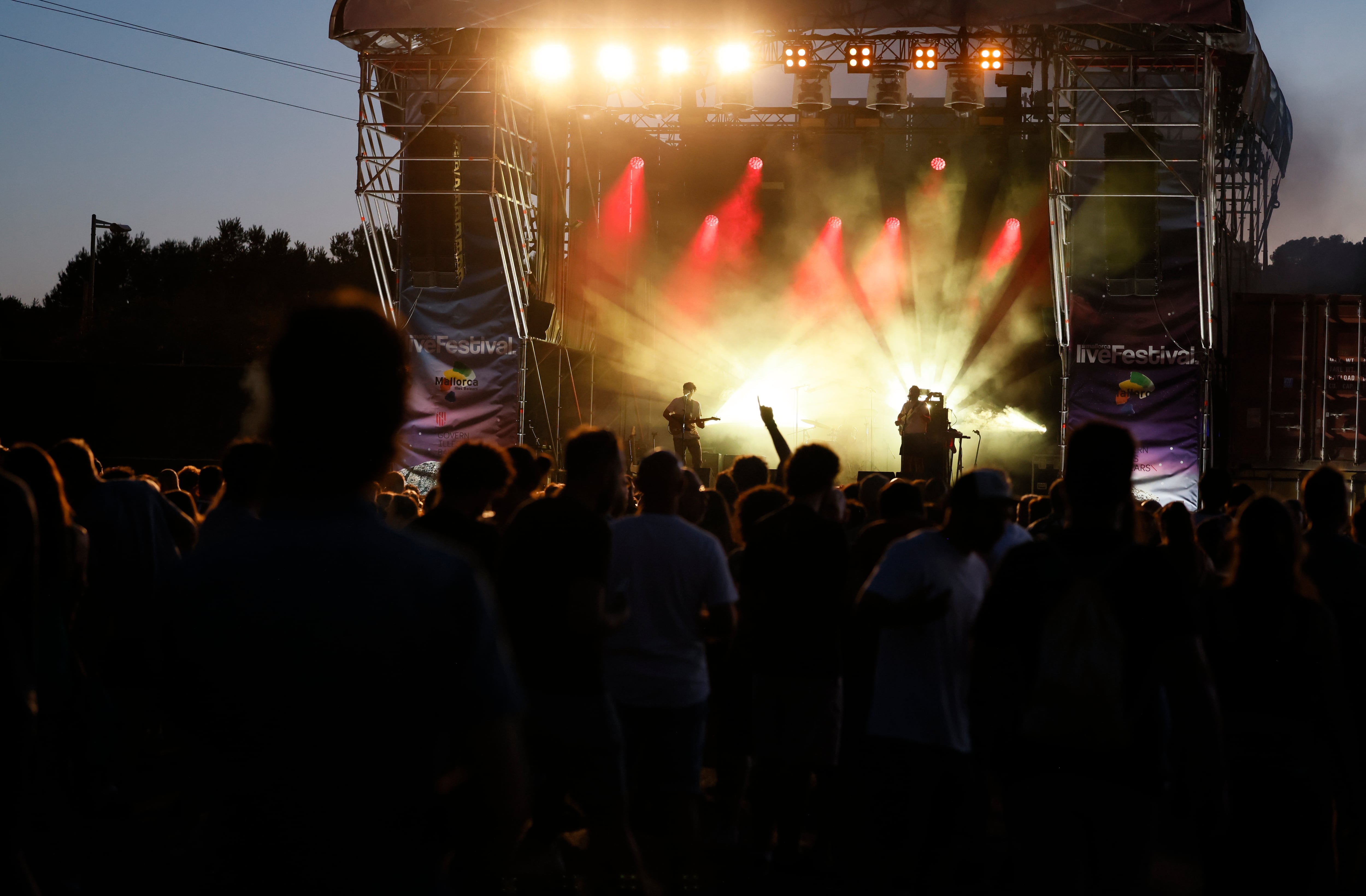 MAGALUF (PALMA DE MALLORCA), 26/06/2022.- El grupo Mujeres durante su actuación en el Live Festival, hoy domingo en Magaluf, Palma de Mallorca. EFE/Cati Cladera
