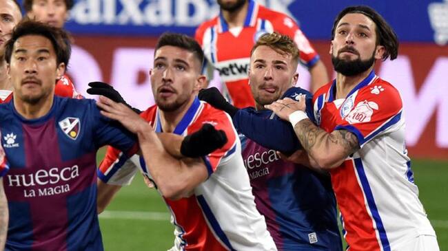 Tachi y Jota pugnan por un balón.