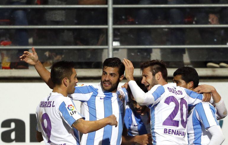 Jugadores del Málaga celebran el primer gol de Juanpi