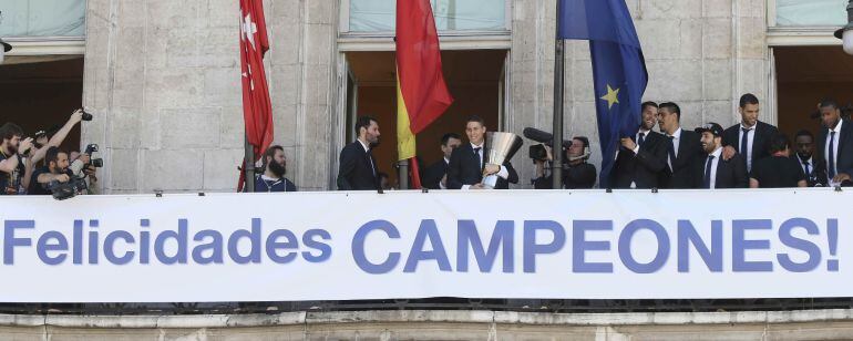 Los jugadores del Real Madrid presentan la novena Copa de Europa en la sede de la Comunidad de Madrid.