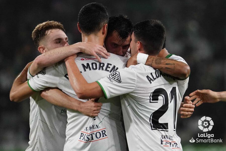 Los jugadores del Racing festejan el gol de Baturina