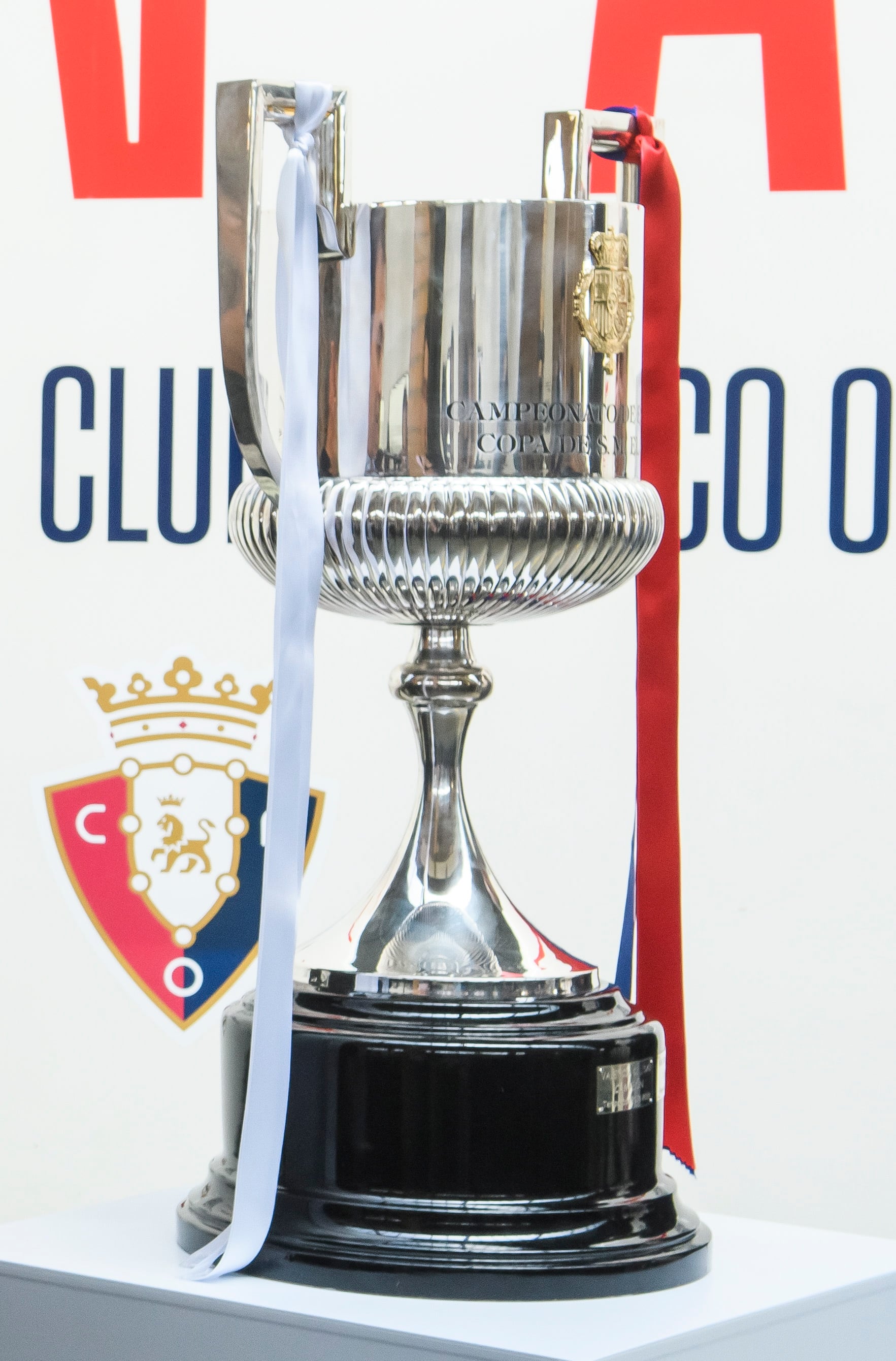 La Copa del Rey ha llegado a Sevilla donde se disputará la final entre el Real Madrid y el C.A. Osasuna el próximo sábado en el estadio de la Cartuja. EFE/ Raúl Caro.