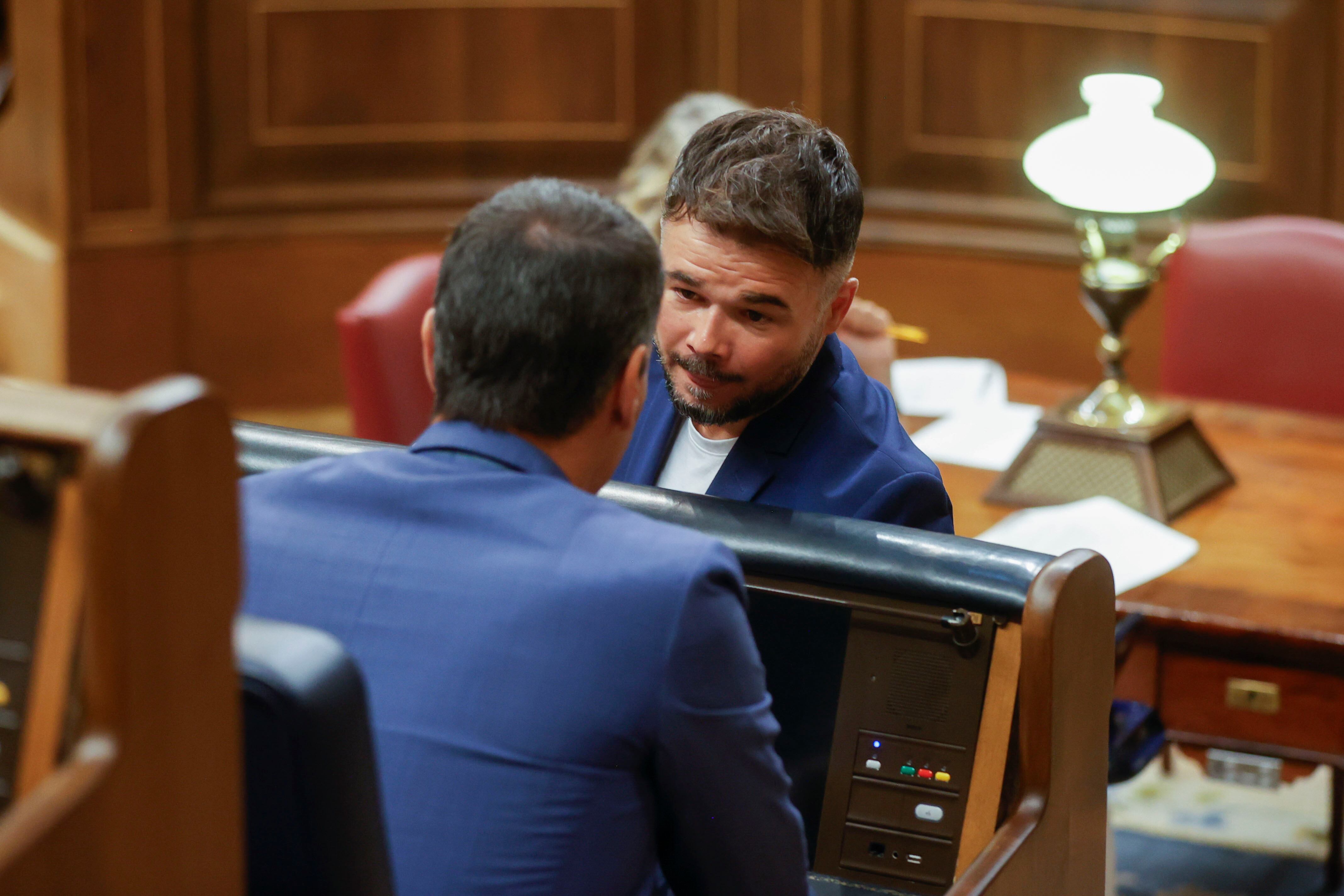 El diputado de ERC Gabriel Rufián conversa con el presidente del Gobierno en funciones, Pedro Sánchez, durante la sesión constitutiva de las Cortes Generales de la XV Legislatura, este jueves en el Congreso