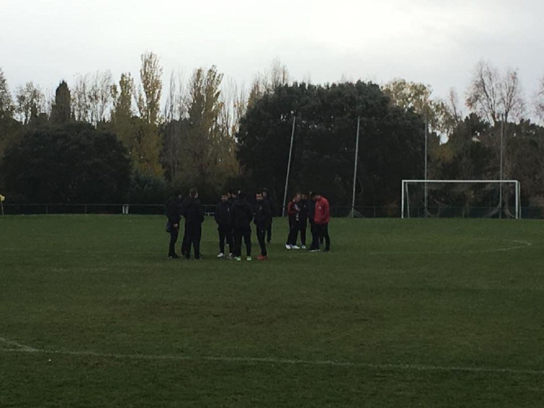 La plantilla del aficionado concentrada en el campo de Boecillo antes del partido