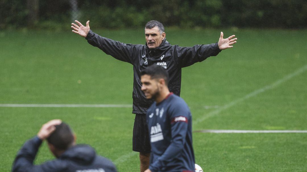 José Luis Mendilibar da instrucciones en Atxabalpe