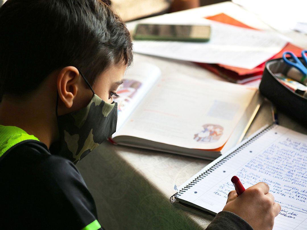 Niño con mascarilla en clase