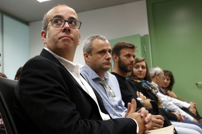 L'alcalde accidental, Oriol Lladó, en primer terme, amb els altres regidors de l'equip de govern de Badalona a la sala de vistes del jutjat contenciós administratiu per defensar haver obert l'ajuntament el 12 d'octubre