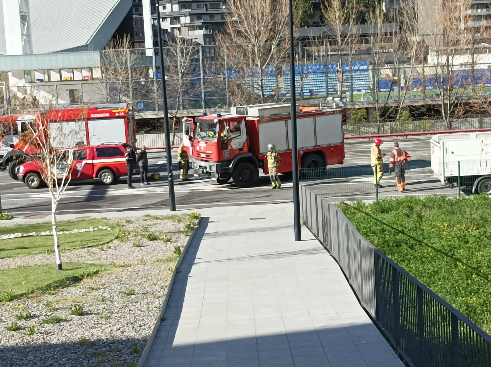 Els equips d&#039;emergència intervenint en l&#039;accident a l&#039;avinguda Salou d&#039;aquest diumenge a la tarda.