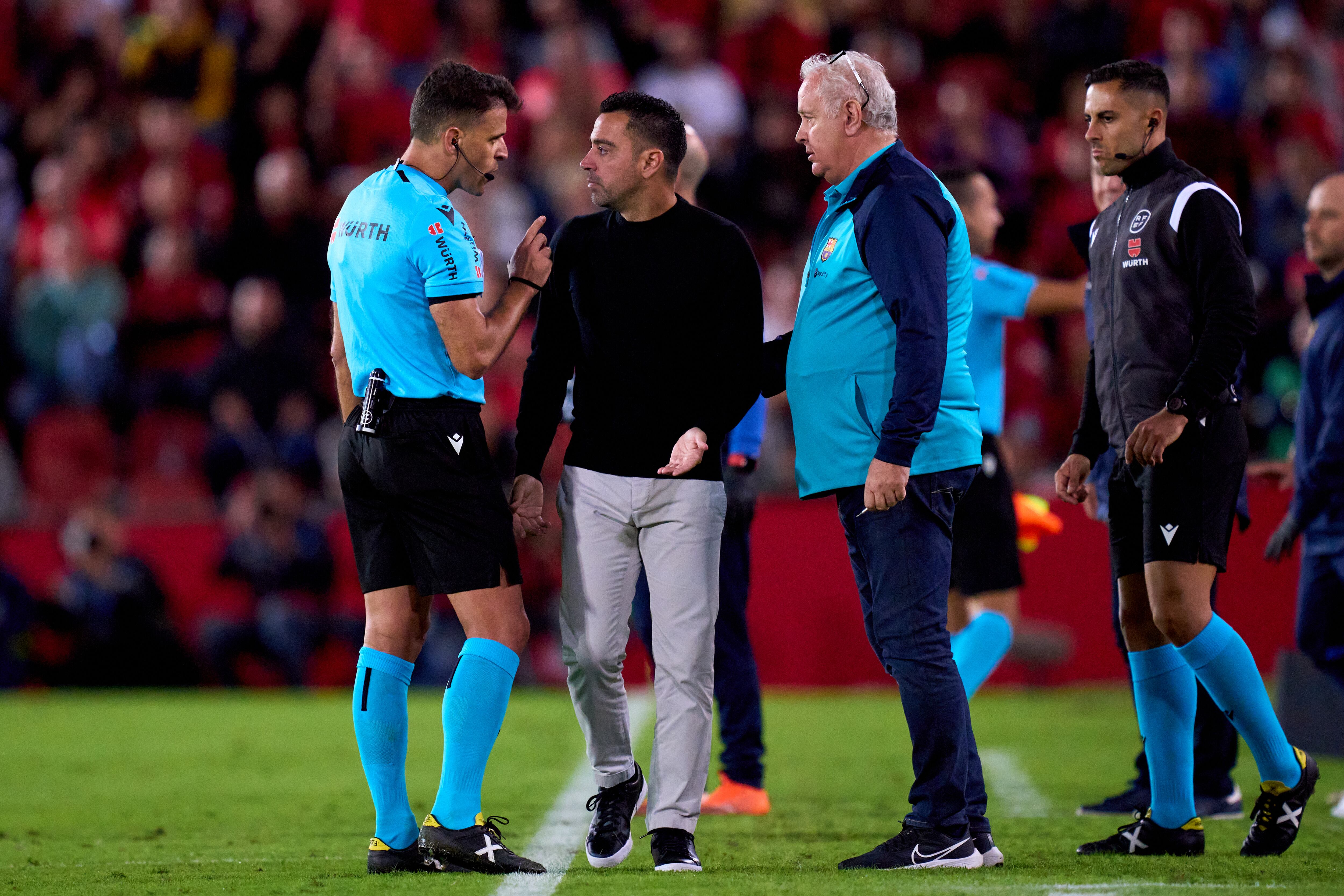 Xavi y Gil Manzano conversan, durante un partido de la pasada temporada.