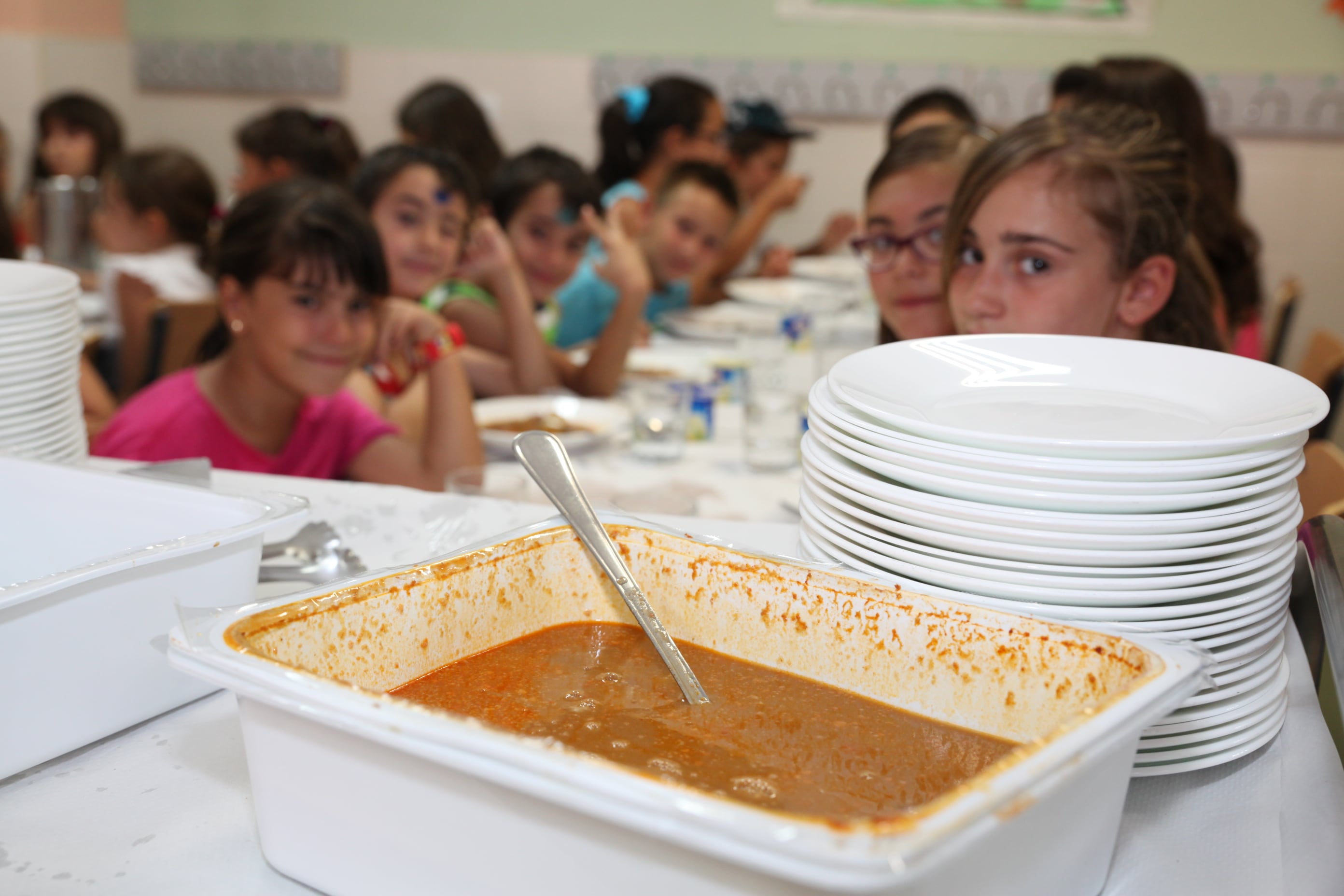 Los niños de familias más vulnerables en Fuenlabrada recibirán ayudas para su alimentación, tras el cierre de lo comedores escolares por las vacaciones de verano.