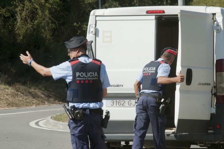 Dos agentes de los Mossos D´Esquadra.