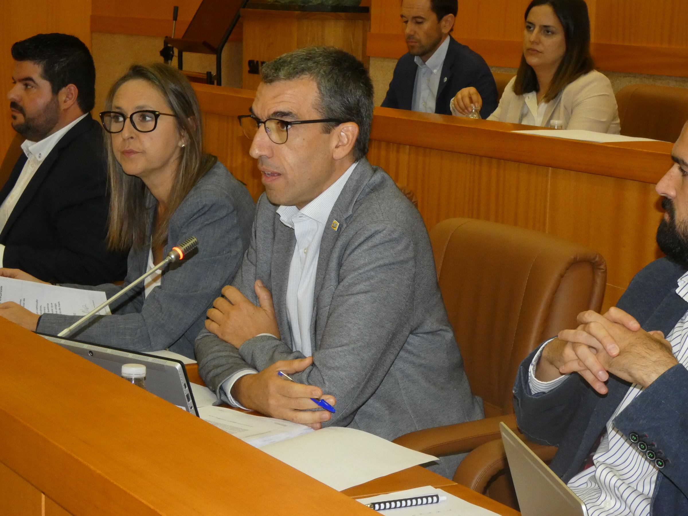 El concejal de Economía explica la congelación de impuestos en el pleno municipal