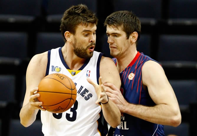 El jugador español Marc Gasol de los Grizzlies de Memphis, en acción ante la marca de Stanko Barac de Caja Laboral durante un partido disputado en el FedExForum, en Memphis, Tennessee.