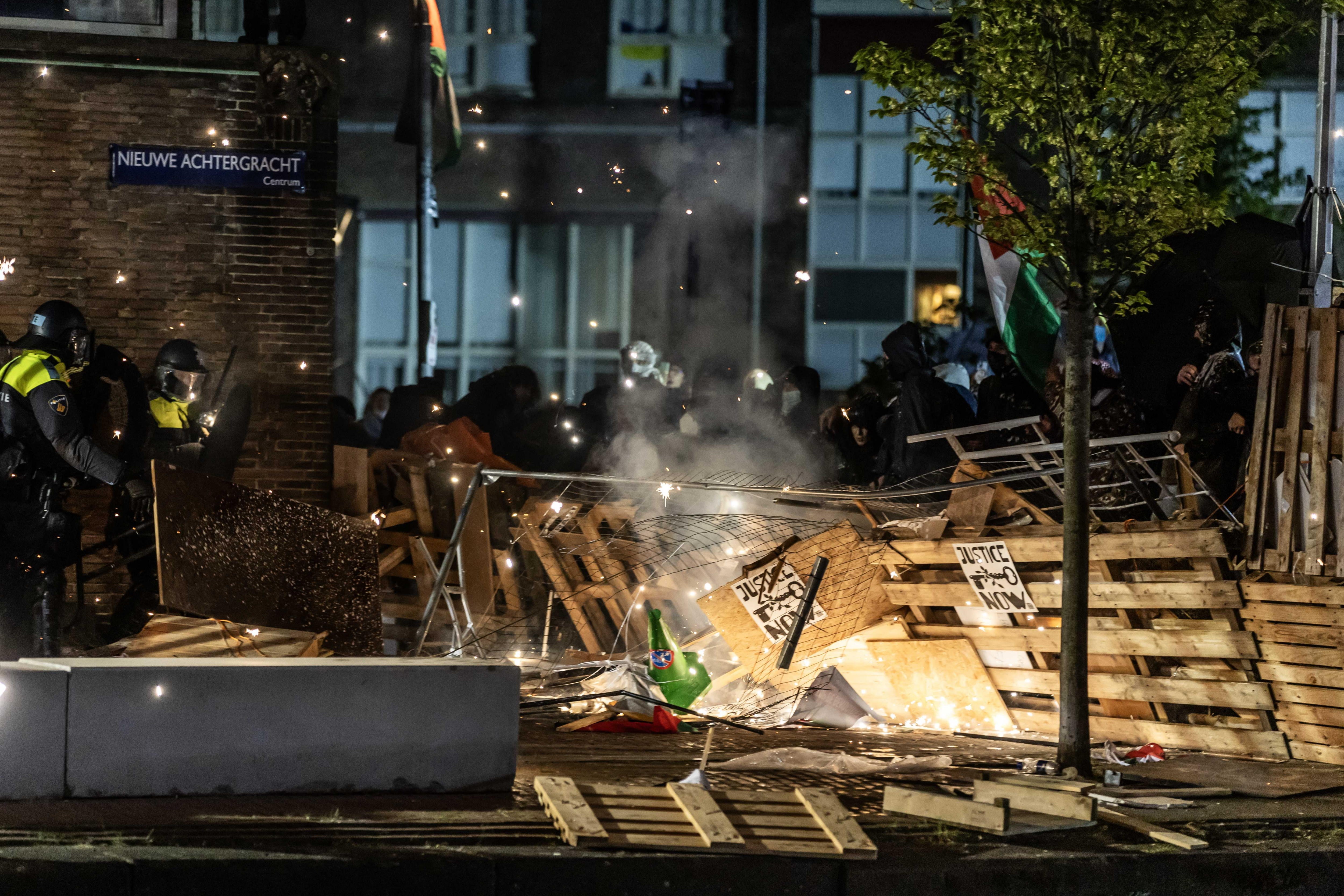 La policía holandesa detiene a 125 personas y acaba con una manifestación propalestina en la universidad de Ámsterdam.