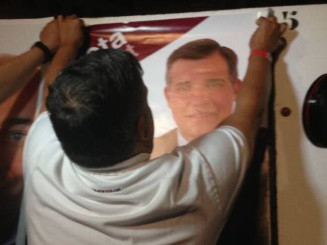 Jordi Cervera, penjant el cartell electoral d'ARA Reus.