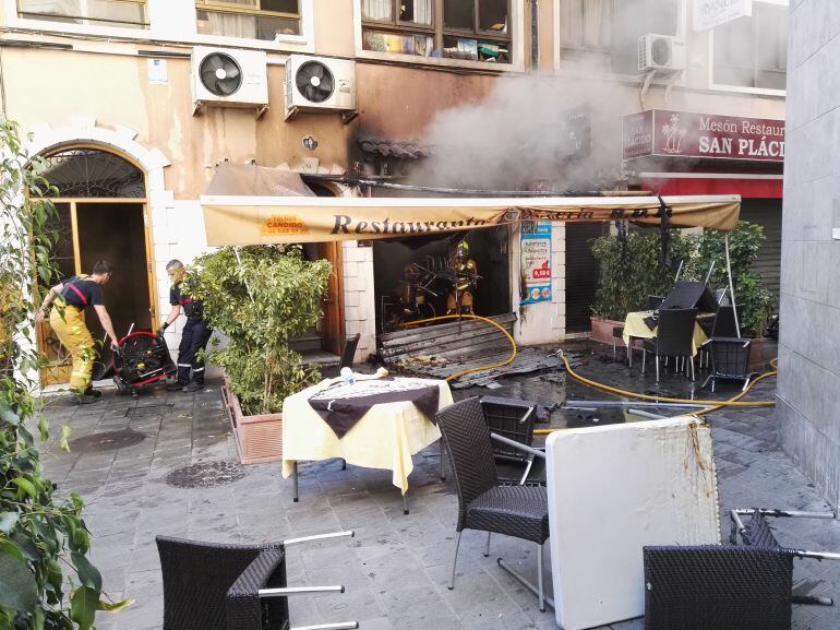 Los bomberos trabajando en el lugar del siniestro