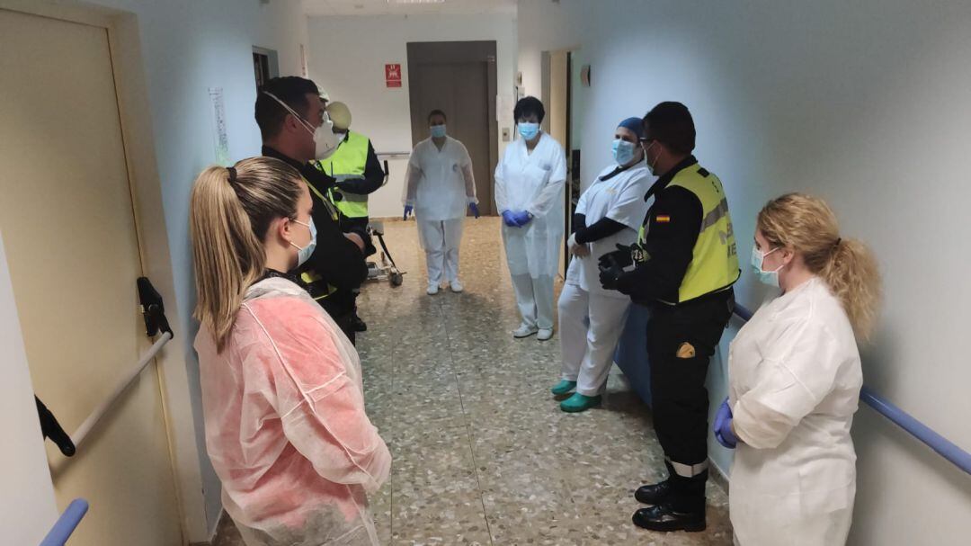 Militares de la UME en la residencia de mayores de Pinos Puente (Granada)