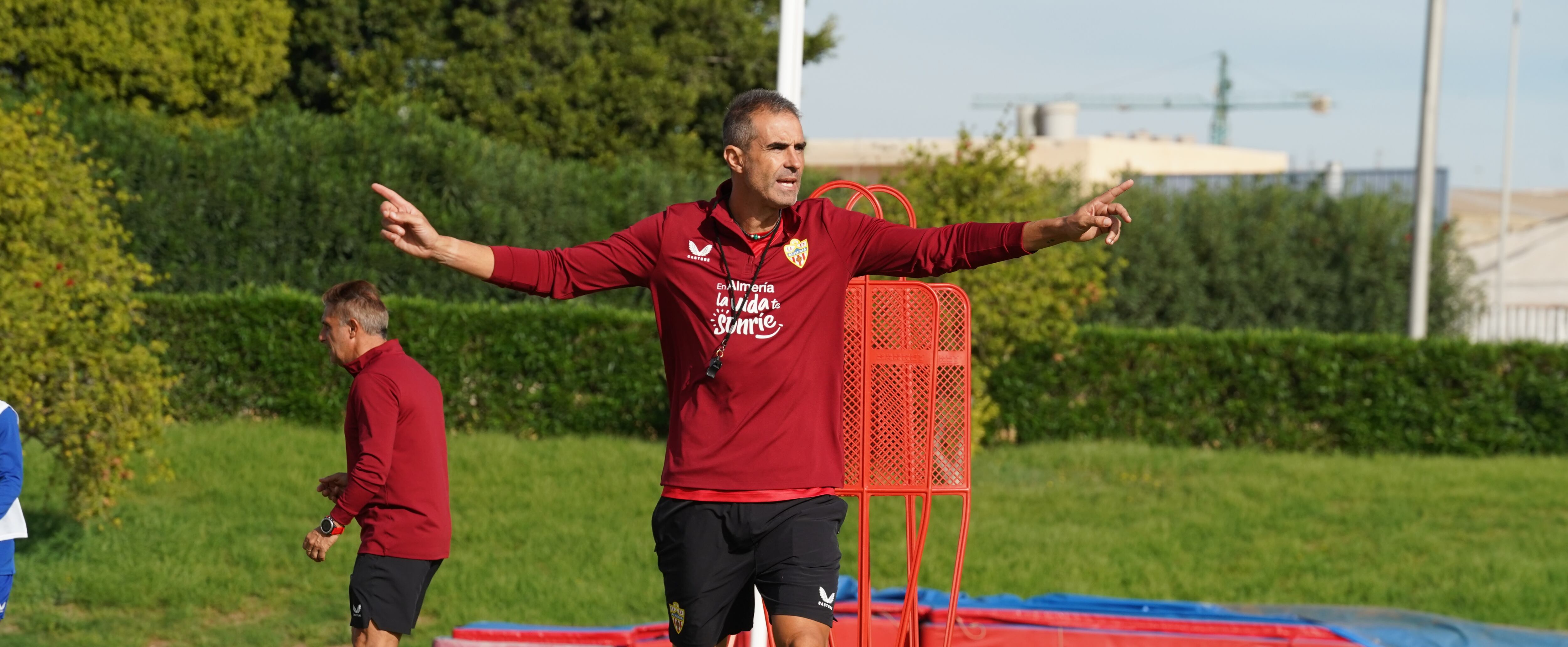 Garitano medita trabajar la defensa de cinco para darle solidez al Almería en la Liga.