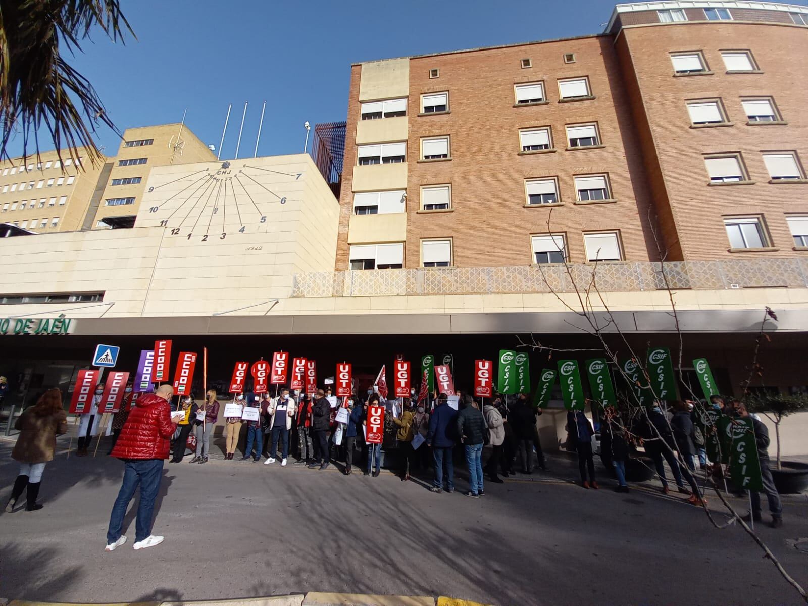 Protesta de los sindicatos a las puertas del Hospital Neurotraumatológico de Jaén.