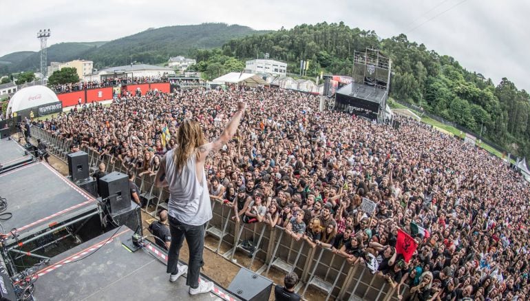 Actuación de While She Sleeps en el Resurrection Fest