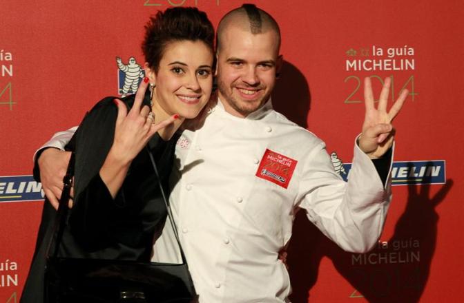 El chef David Muñoz y su esposa Ángela Montero, del restaurante DiverXO de Madrid, celebran la tercera estrella de la Guía Michelin 2014, entregada esta noche en el Museo Guggenheim de Bilbao.