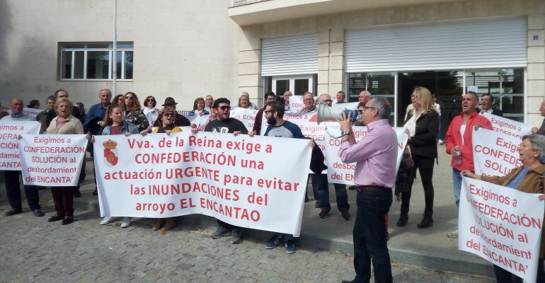 Vecinos de Villanueva de la Reina protestan en las puertas de la Subdelegación del Gobierno en Jaén.