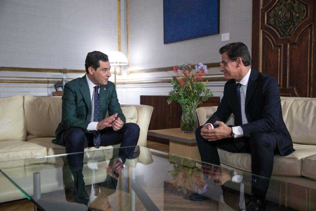 Juanma Moreno (i) y Luis Salvador en una reunión anterior